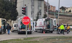 Kavşakta Kaza: Motosiklet ile Hafif Ticari Araç Çarpıştı