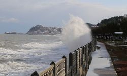 Karadeniz’in hırçın dalgaları Kastamonu kıyısında endişeyi artırıyor