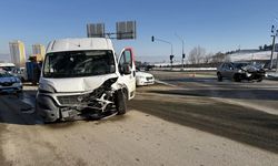 Kastamonu’da Trafik Kazası: Minibüs ile Otomobil Çarpıştı!