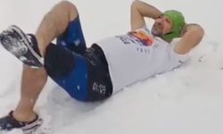 Kastamonu sahilinde kar yağışı altında denize girip yüzdü