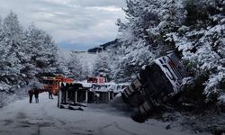Kastamonu'da doğal gaz tırı devrildi: Sızıntı sebebiyle yol trafiğe kapatıldı!