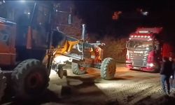 Kastamonu'da mahsur kalan tırı ekipler kurtardı