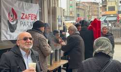 Kastamonu’da Zafer Partisi’nden Şehitler İçin Yemek ve Bayrak Dağıtımı