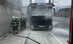 Kastamonu'nun ilçesinde seyir halindeki çekicide yangın çıktı