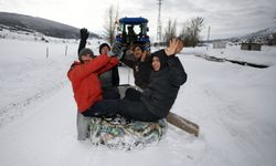 Kastamonu'nun köyündeki gençler lastik kızakla eğlenmenin yolunu buldu