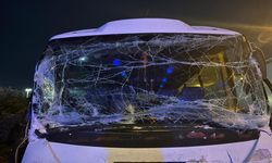 Servis minibüsü tıra çarptı: 6 yaralı