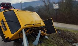 Komşuda feci kaza: Otomobil bariyerlere çarptı, sürücü yaralandı