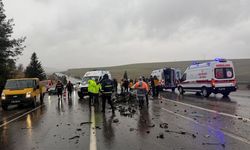 Korkunç kaza: Otomobil yolcu otobüsüyle çarpıştı, 3 kişi hayatını kaybetti