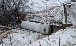 LPG yüklü tanker dere yatağına devrildi: 1 yaralı