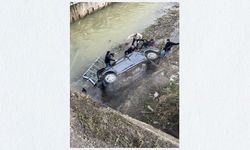 Otomobil 20 metreden dereye uçtu