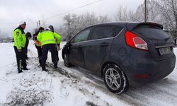 Sağlık personelini taşıyan otomobil kaza yaptı: Yolcuların durumu iyi