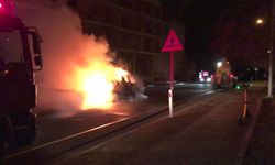 Seyir halindeki kamyonet alev alev yanarak küle döndü