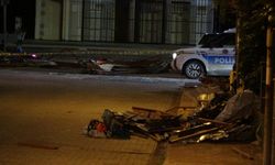 Şiddetli fırtına ağaçları devirdi, çatıları uçurdu