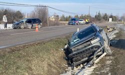 Taşköprü yolunda otomobil ile cip çarpıştı: Yaralılar var!