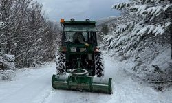 Traktöre küreme aparatı taktı, Taşköprü’de muhtar yolları tek tek açtı