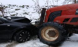 Buzlanma Kazaya Neden Oldu: Traktör ile Otomobil Çarpıştı, 1 Yaralı