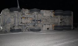 Virajı alamayan kamyon devrildi: Sürücü yaralandı