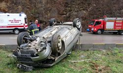 Refüje Çarpan Otomobil Devrildi: 3 Kişi Yaralandı