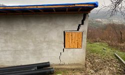 Heyelan: Ahır Hasar Gördü, Köy Yolu Ulaşıma Kapanma Noktasına Geldi