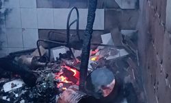 Alevlere teslim oldu: Gece saatlerinde 3 katlı evde korkutan yangın!