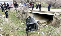 Kamyonet Menfeze Devrildi: Yaralılar Var!