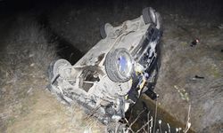 Feci Kaza: Otomobil Su Kanalına Devrildi, 2 Kişi Yaralandı