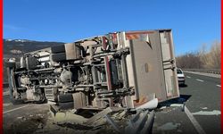 Çankırı-Kastamonu yolunda tır devrildi: Trafik kısa süreliğine kapandı!