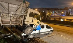 Kamyon hareket edip kamyonetin üzerine düştü
