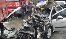 Feci kaza! Otomobil park halindeki tıra çarptı: 2 ölü, 1 yaralı!