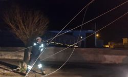 Kamyon kablolara takıldı: Elektrik ve telefon hatları koptu