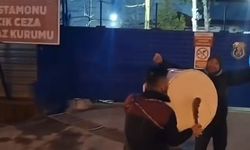 Kastamonu Cezaevi önünde özgürlüğünü davul eşliğinde kutladı