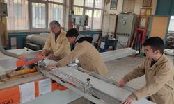 Kastamonu'da öğrenciler ihtiyaç sahibi ailenin mutfağını yeniledi