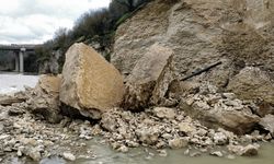 Yamaçtan Kopan Kayalar Araç Çayı’na Düştü