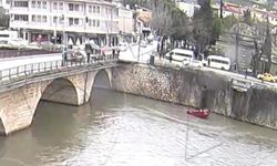 Kaza Anı Kamerada: Otomobil Nehre Uçtu!