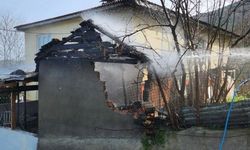 Komşu ilde köy evinin deposu alev aldı!