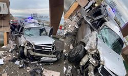 Kontrolden çıkan panelvan güvenlik kulübesine çarptı: 2 yaralı