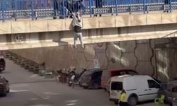 Köprüde can pazarı: Atlamak isteyen şahıs tutunamayınca yere çakıldı!