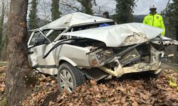 Otomobil ağaca çarptı: Feci kazada 1 ölü, 2 yaralı!
