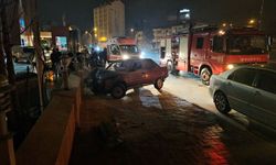 Otomobil akaryakıt istasyonu duvarına çarptı: 2 yaralı