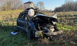 Otomobil tarlaya devrildi, genç sürücü can verdi