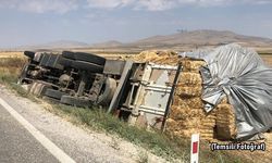 Kastamonu'da Saman Yüklü Kamyonet Devrildi!