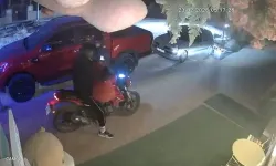 Şaşırtan Hırsızlık: Motosikletli İki Kişi Peluş Ayıcığı Çaldı