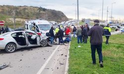 2 Otomobil Çarpıştı: 3 Kişi Hastaneye Kaldırıldı