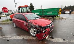Traktör ile otomobil çarpıştı: Feci kazada 2 kişi yaralandı