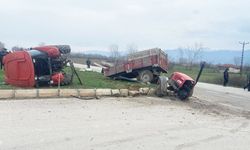 Kavşakta Feci Kaza! Traktör ile Otomobil Çarpıştı: Yaralılar Var
