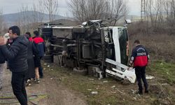 Öğrenci Servisi ile Otomobil Çarpıştı: 6 Öğrenci Yaralandı