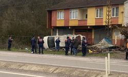 Yoldan çıkan minibüs devrildi, 4 kişi yaralandı