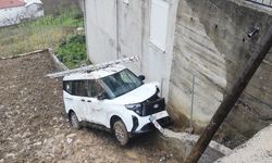 Otomobil Tarlaya Uçtu: Şans eseri Yaralanan Yok