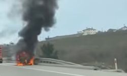 Alevler aracı sardı: İçindeki 2 kişi yaralandı