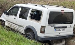 Kamyonet su kanalına uçtu: Sürücü yaralandı